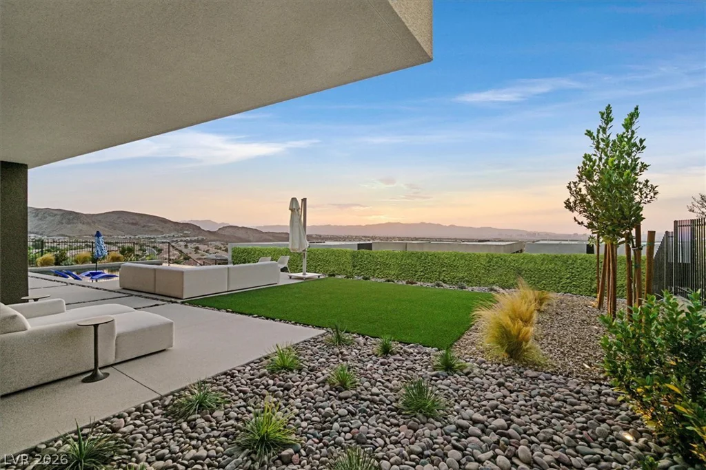 807 Magnum Cliff, Henderson, NV 89012