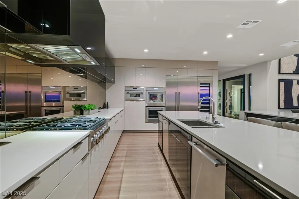 807 Magnum Cliff, Henderson, NV 89012