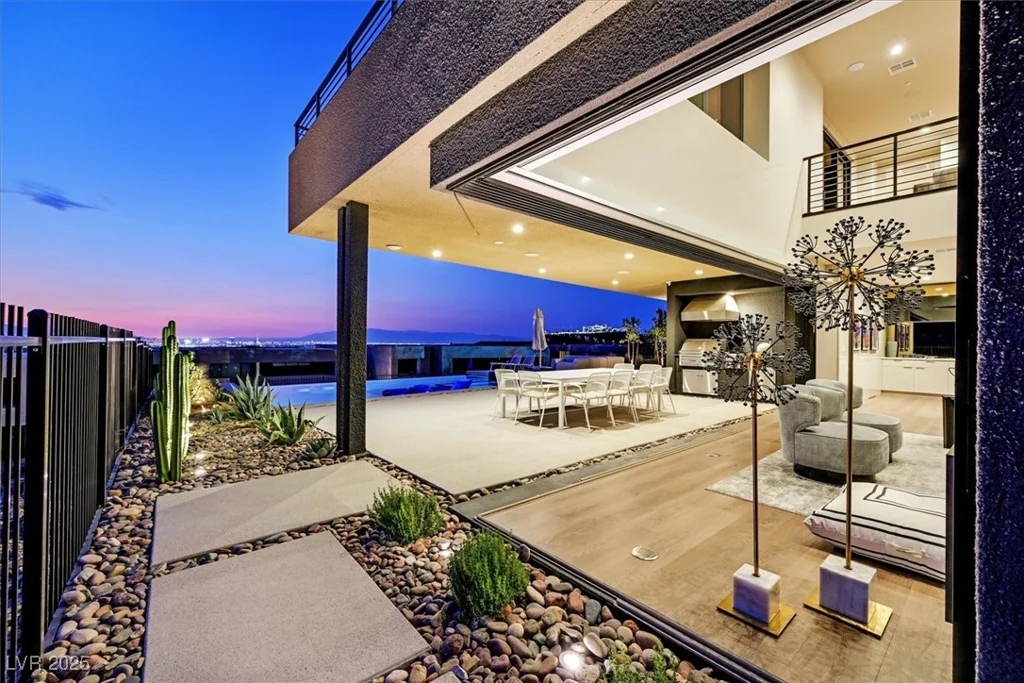 807 Magnum Cliff, Henderson, NV 89012