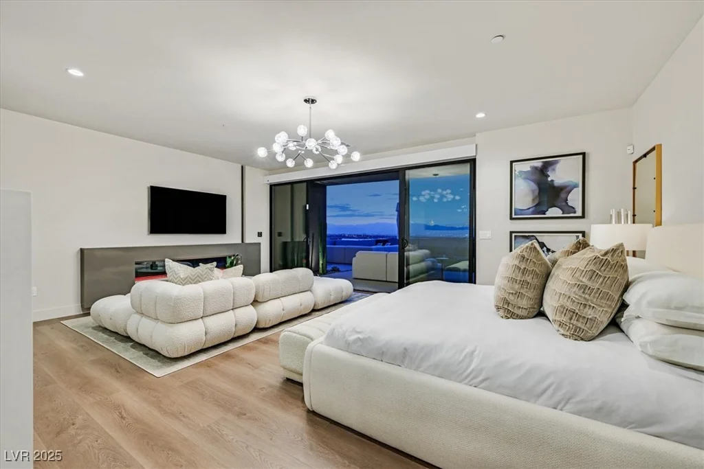 807 Magnum Cliff, Henderson, NV 89012