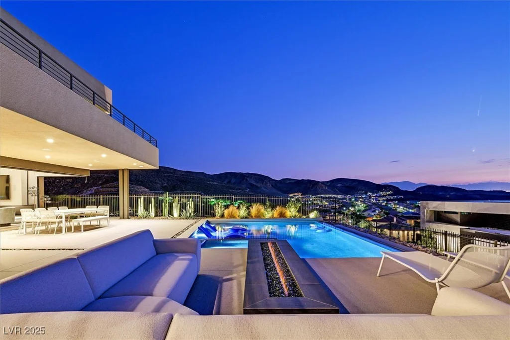 807 Magnum Cliff, Henderson, NV 89012