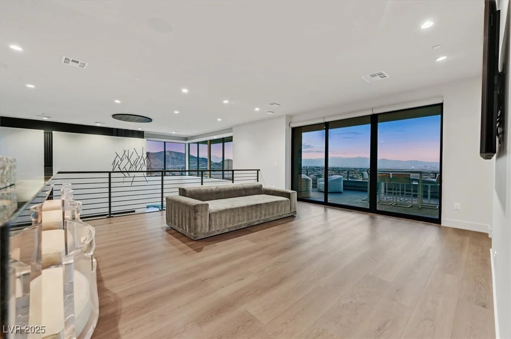 807 Magnum Cliff, Henderson, NV 89012