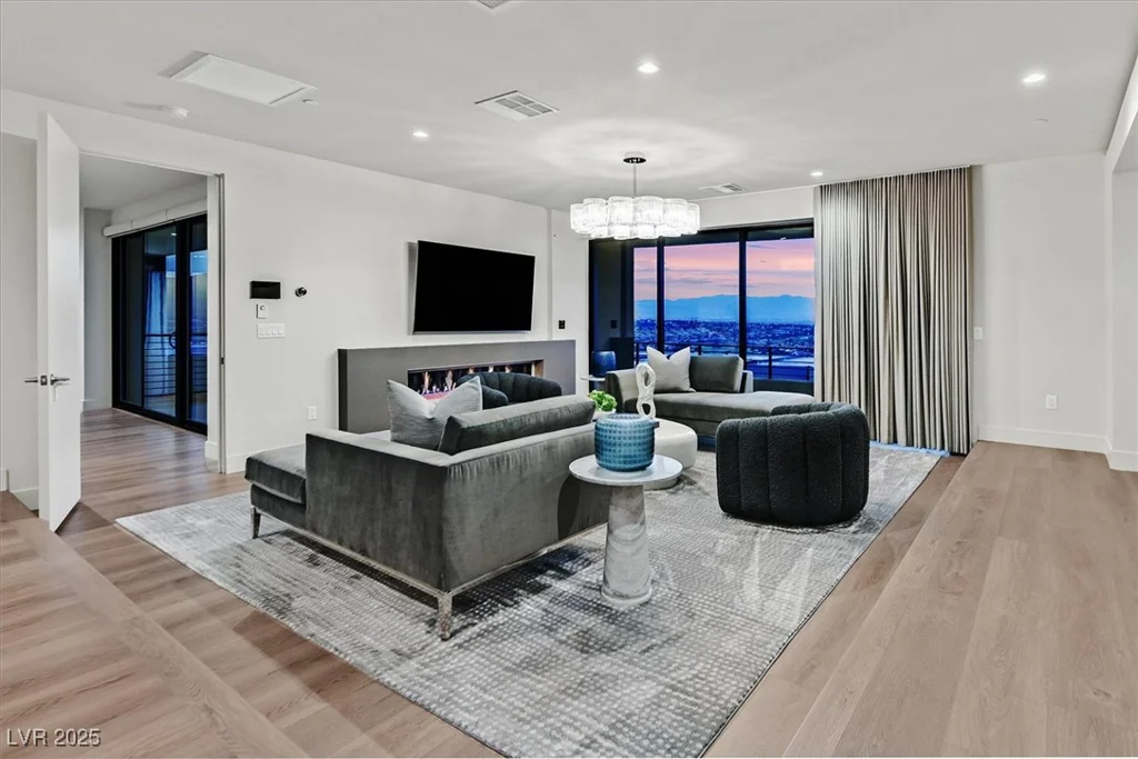807 Magnum Cliff, Henderson, NV 89012