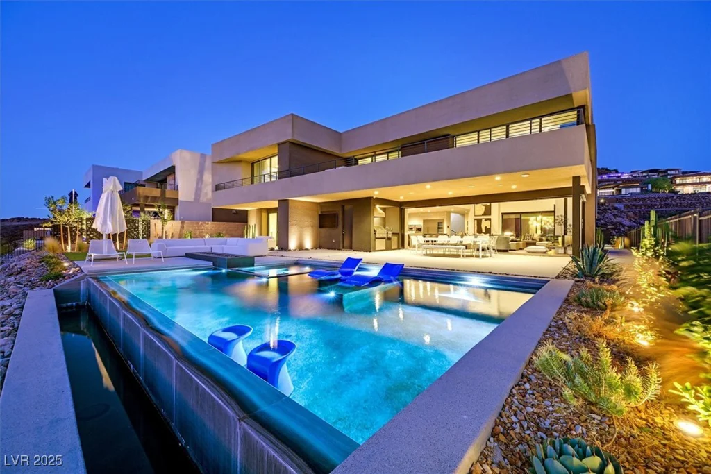 807 Magnum Cliff, Henderson, NV 89012
