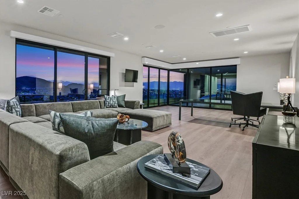 807 Magnum Cliff, Henderson, NV 89012