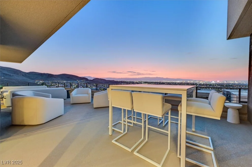 807 Magnum Cliff, Henderson, NV 89012