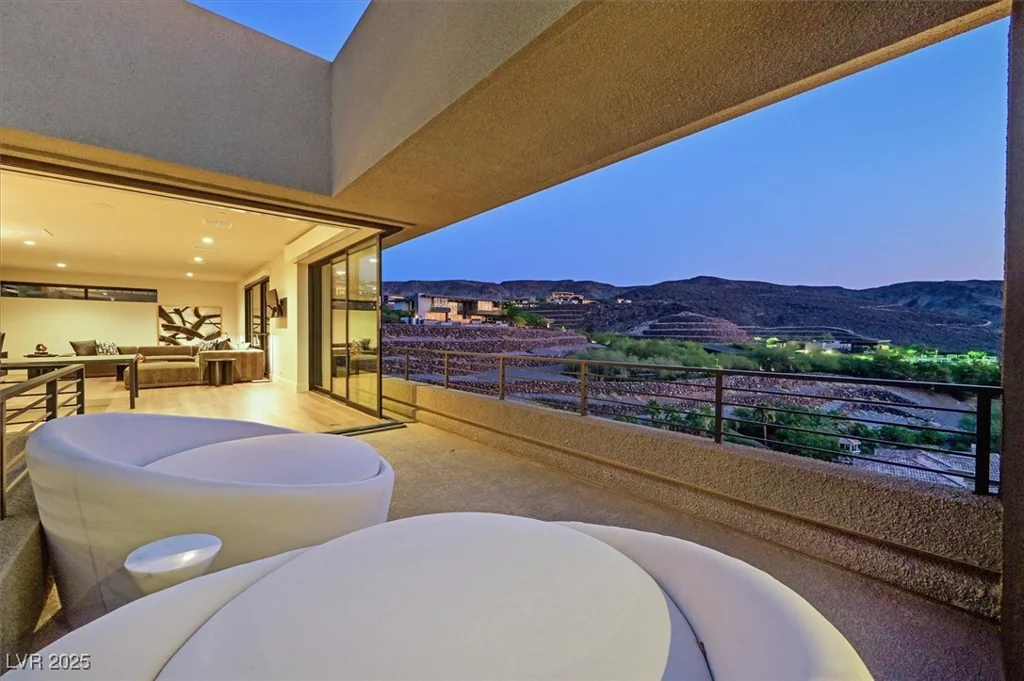 807 Magnum Cliff, Henderson, NV 89012