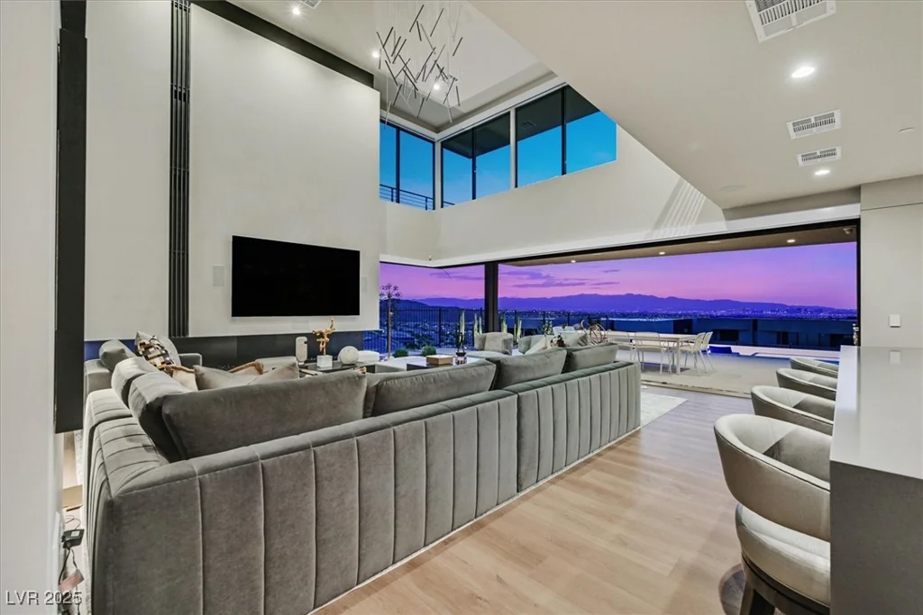 807 Magnum Cliff, Henderson, NV 89012
