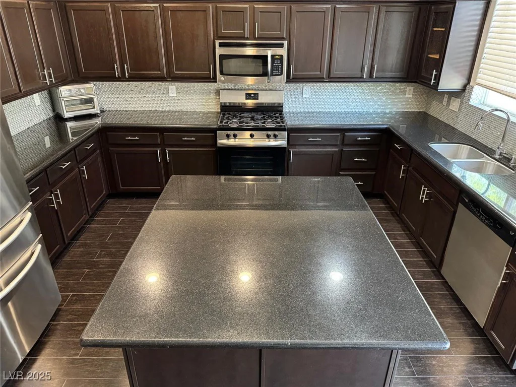 10118 Farmington Hall, Las Vegas, NV 89129