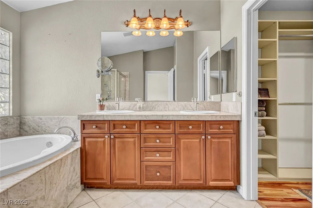 7342 Majestic Bluff, Las Vegas, NV 89113