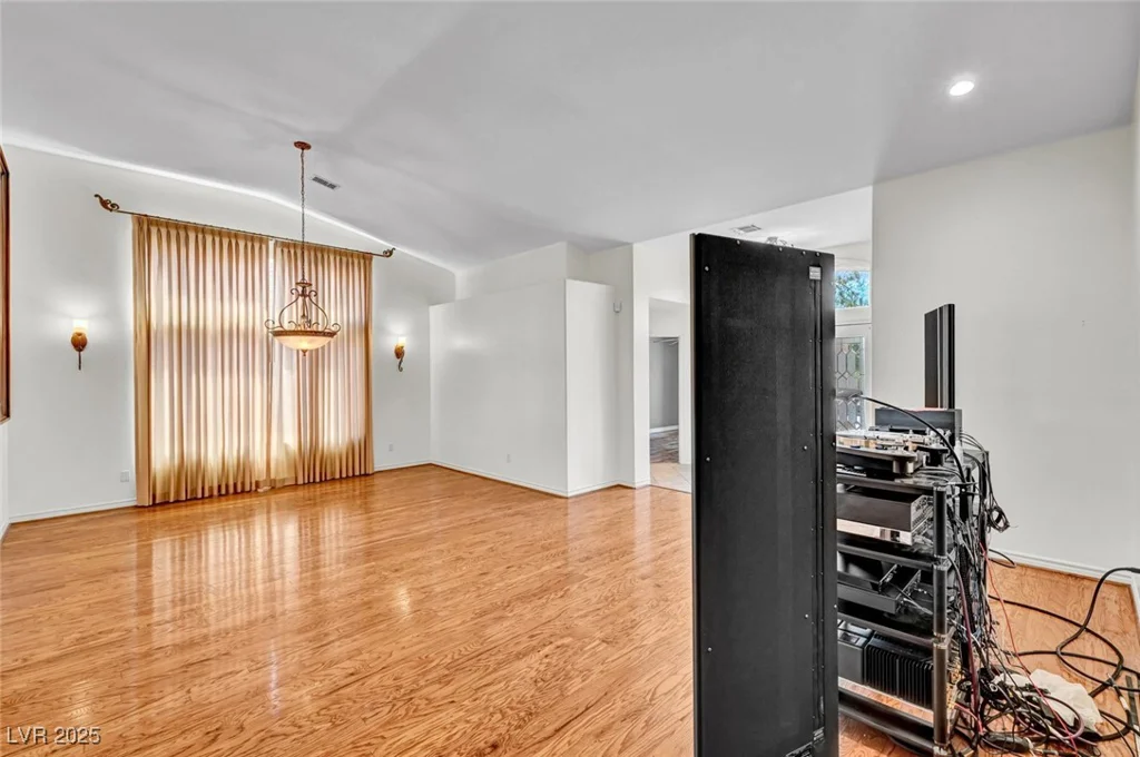 7342 Majestic Bluff, Las Vegas, NV 89113