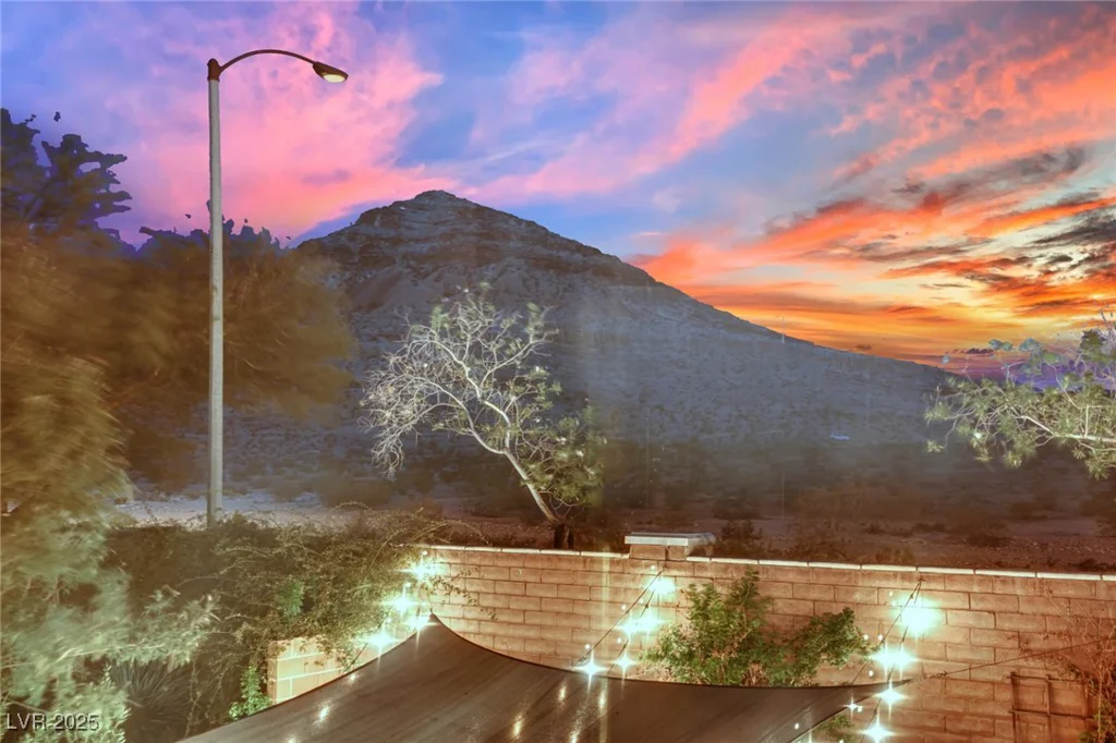 10231 Running Falls, Las Vegas, NV 89178