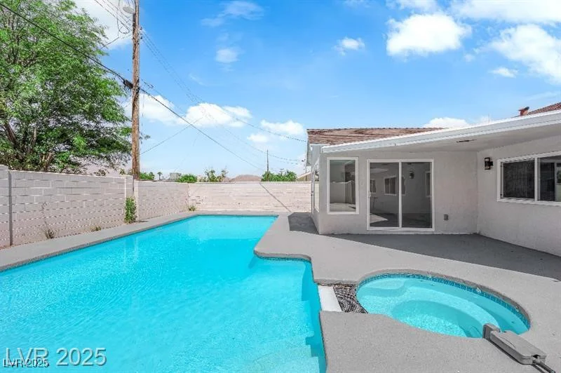 1905 Oakey, Las Vegas, NV 89104