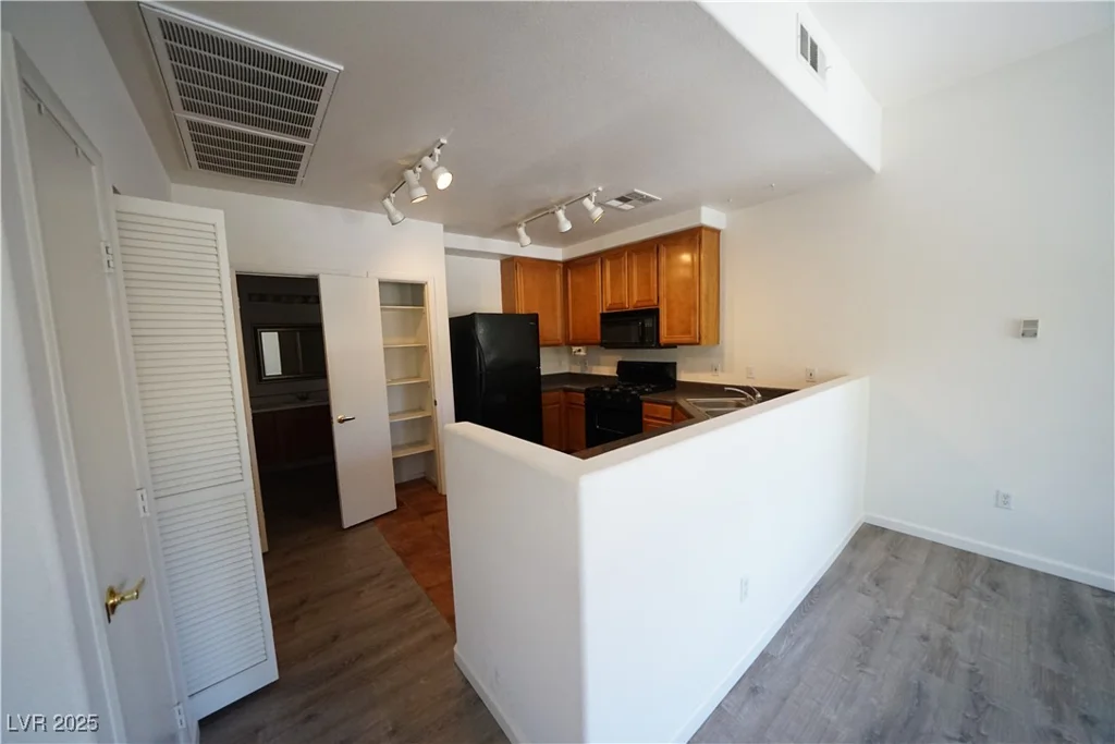 10245 Maryland, Las Vegas, NV 89183