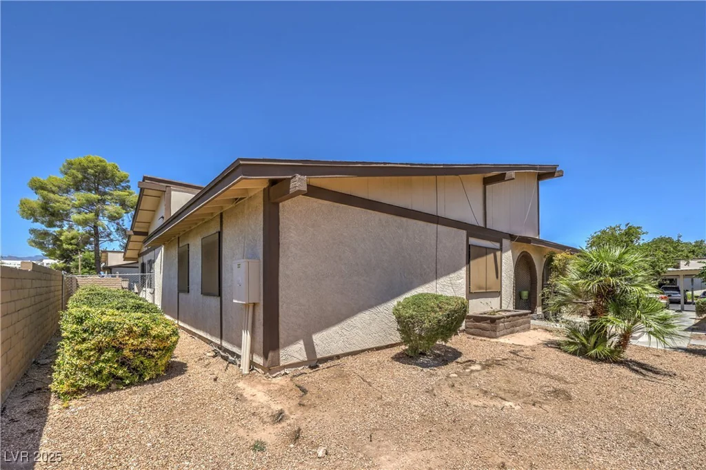 5829 Smoke Ranch, Las Vegas, NV 89108