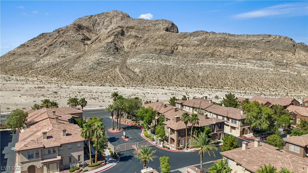 10190 Deerfield Beach, Las Vegas, NV 89129