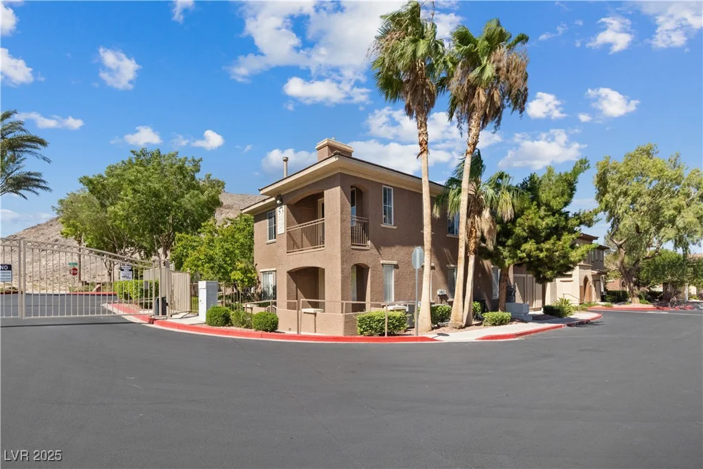 10190 Deerfield Beach, Las Vegas, NV 89129