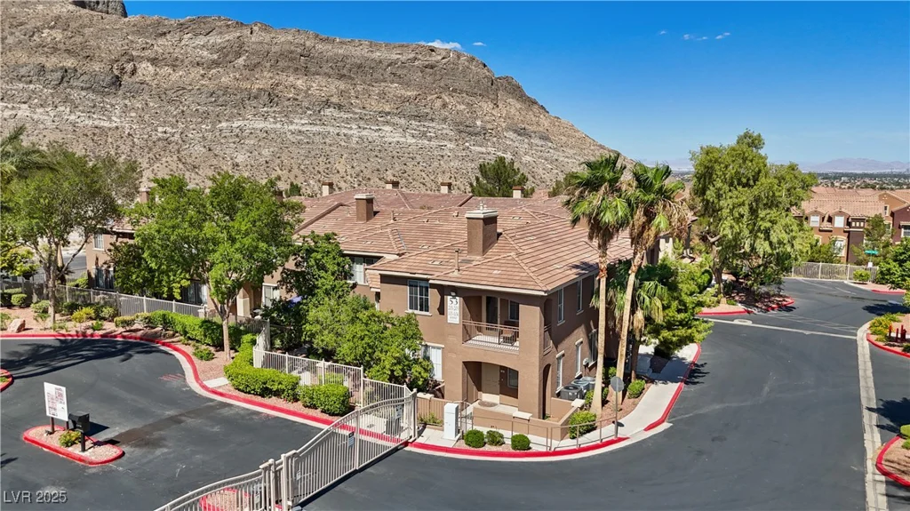 10190 Deerfield Beach, Las Vegas, NV 89129