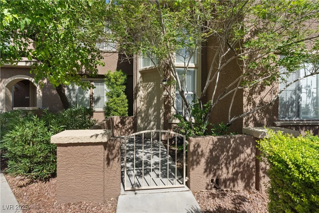 10190 Deerfield Beach, Las Vegas, NV 89129