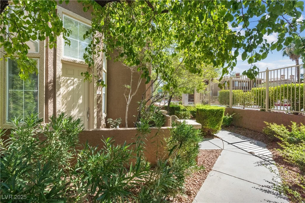 10190 Deerfield Beach, Las Vegas, NV 89129