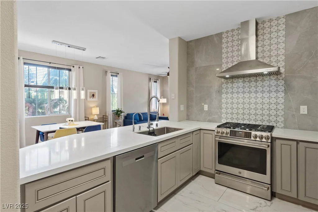 10190 Deerfield Beach, Las Vegas, NV 89129