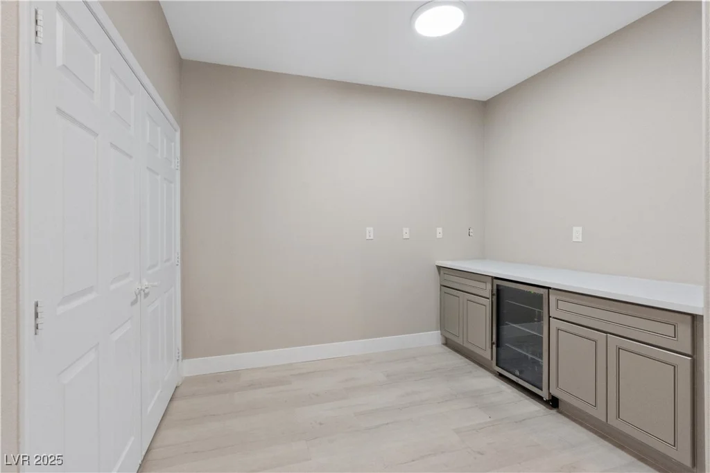 10190 Deerfield Beach, Las Vegas, NV 89129