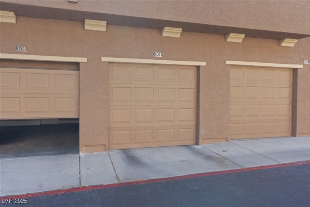 10190 Deerfield Beach, Las Vegas, NV 89129