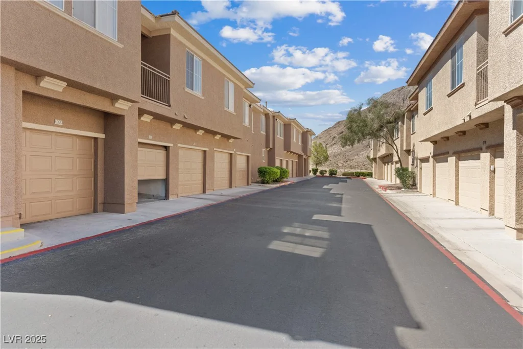 10190 Deerfield Beach, Las Vegas, NV 89129