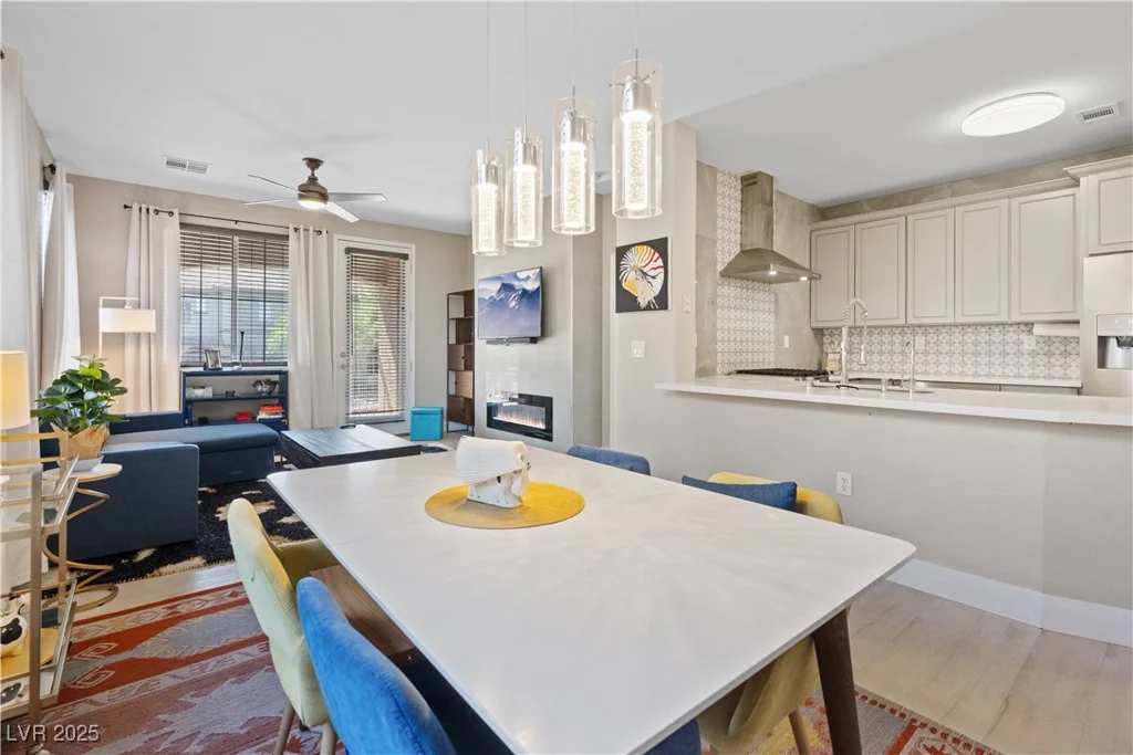 10190 Deerfield Beach, Las Vegas, NV 89129