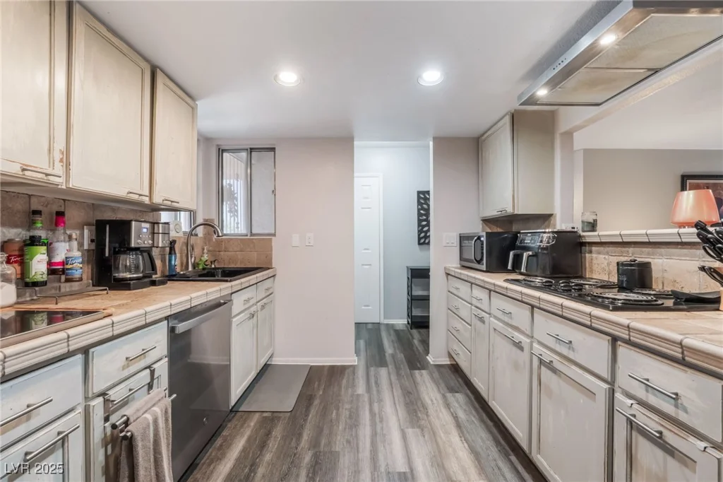 3890 White Horse, Las Vegas, NV 89115