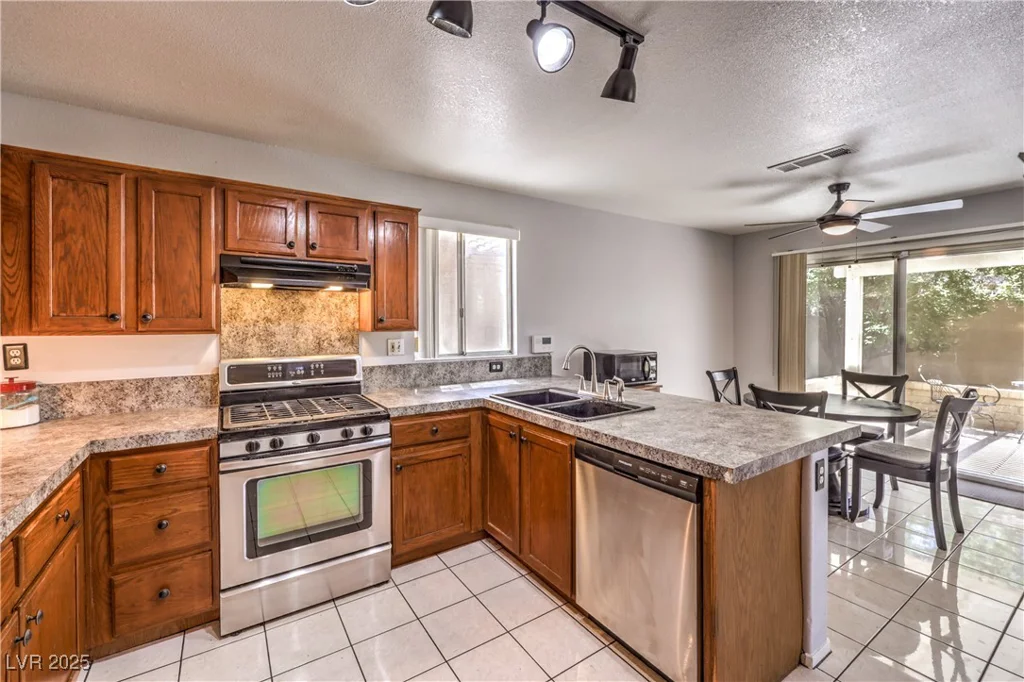 7921 Pottery Creek, Las Vegas, NV 89128