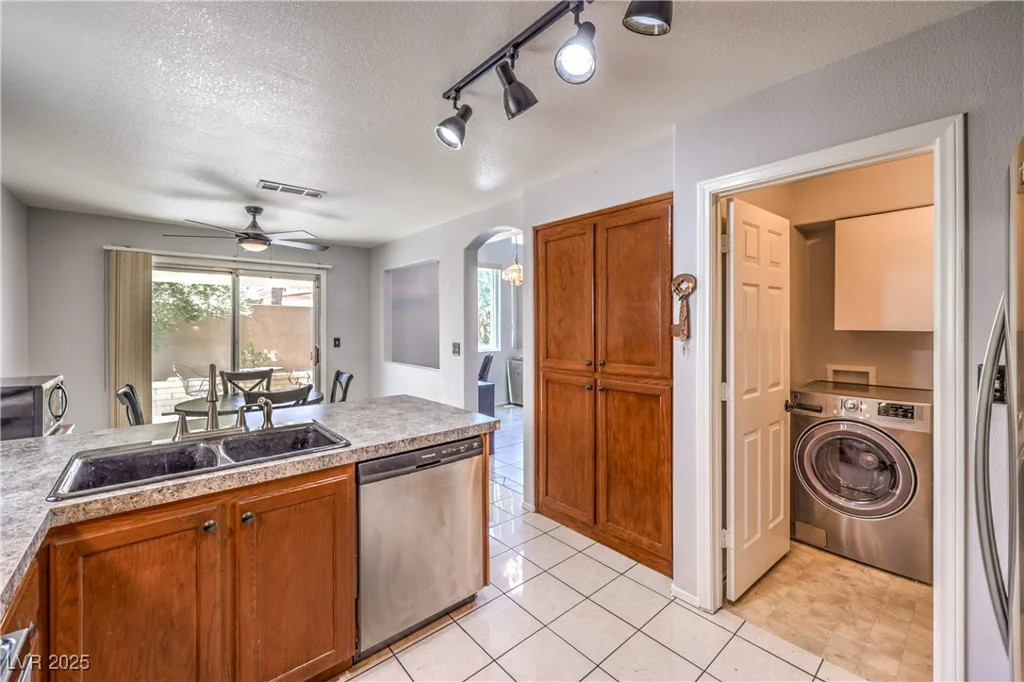 7921 Pottery Creek, Las Vegas, NV 89128