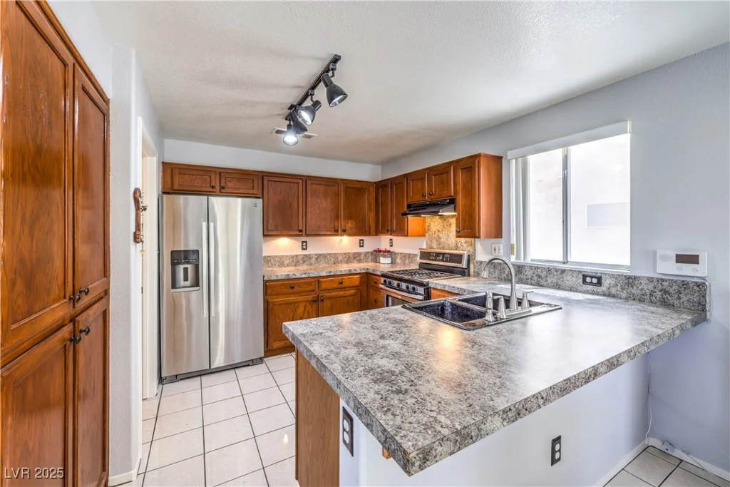 7921 Pottery Creek, Las Vegas, NV 89128