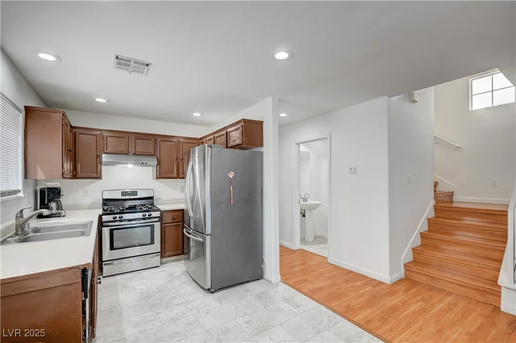 5611 Leaning Oak, Las Vegas, NV 89118