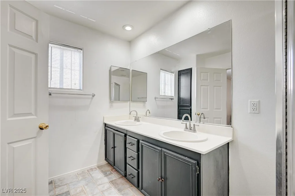 5611 Leaning Oak, Las Vegas, NV 89118