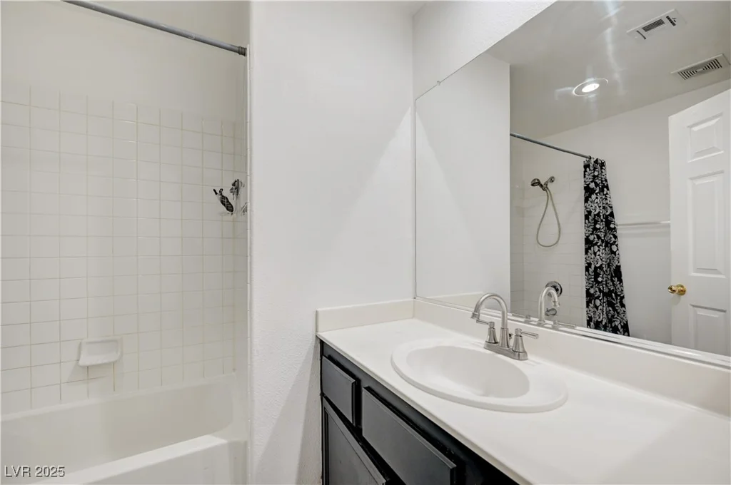 5611 Leaning Oak, Las Vegas, NV 89118