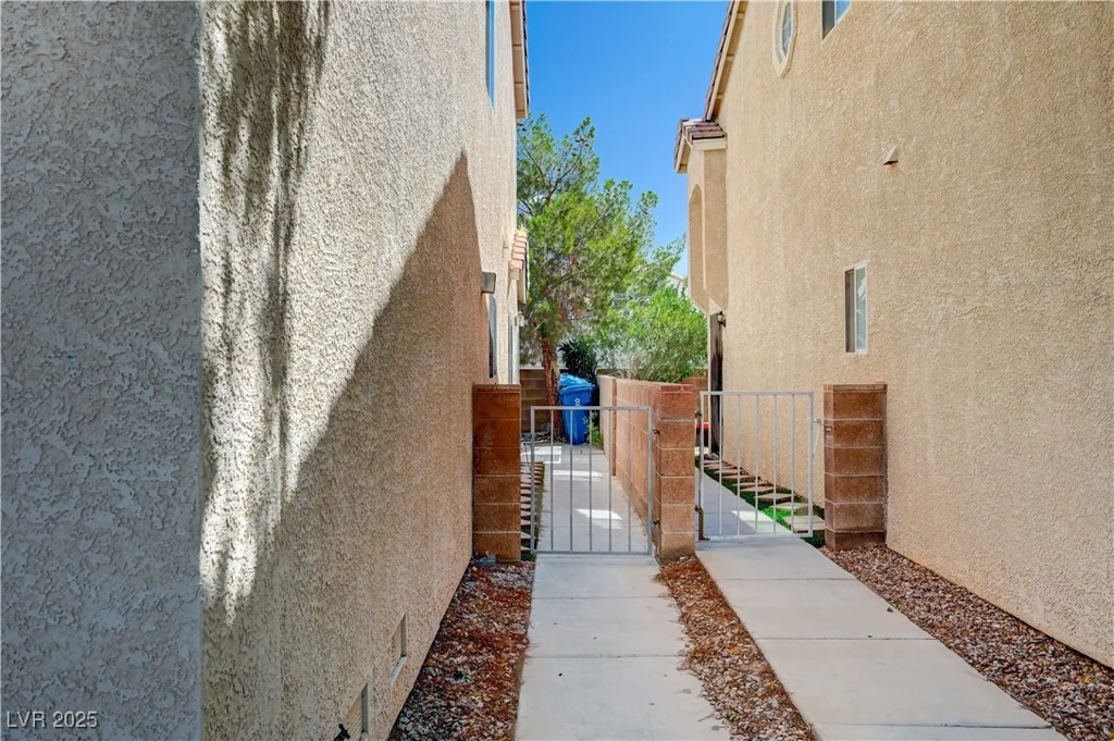 5611 Leaning Oak, Las Vegas, NV 89118