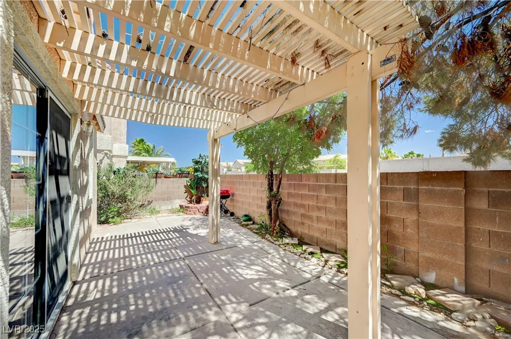 5611 Leaning Oak, Las Vegas, NV 89118