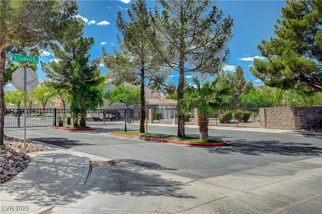 5611 Leaning Oak, Las Vegas, NV 89118