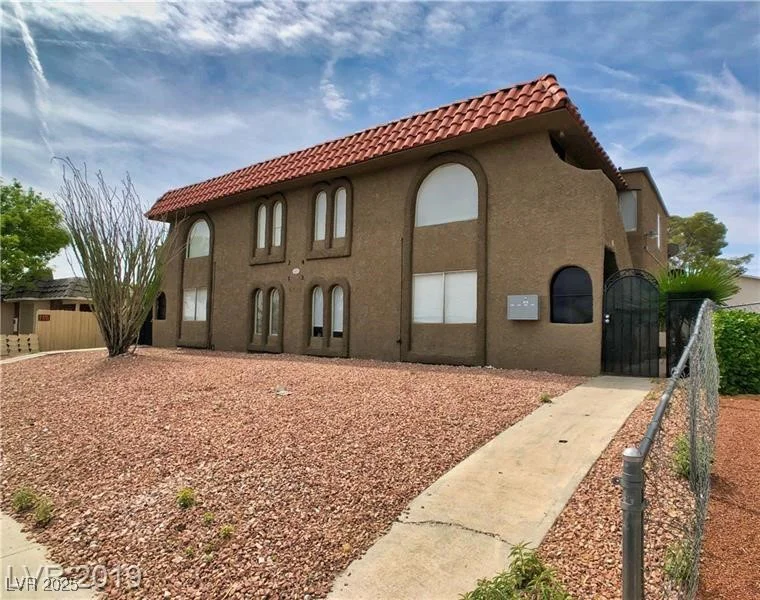 6213 Smoke Ranch, Las Vegas, NV 89108
