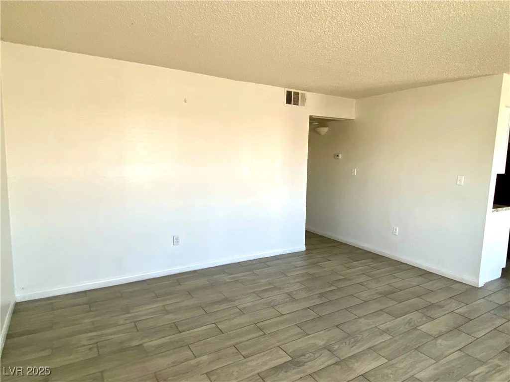 6213 Smoke Ranch, Las Vegas, NV 89108