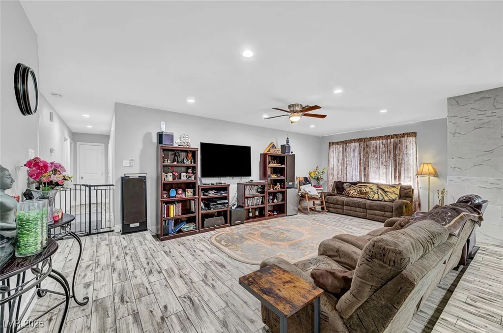 204 Thunder, Las Vegas, NV 89145