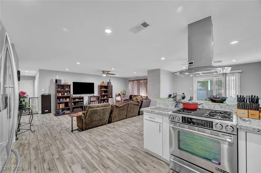 204 Thunder, Las Vegas, NV 89145