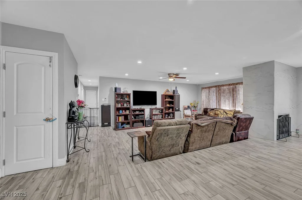 204 Thunder, Las Vegas, NV 89145