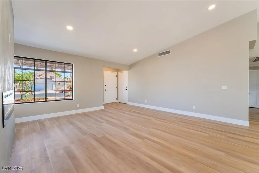 1275 White, Las Vegas, NV 89119