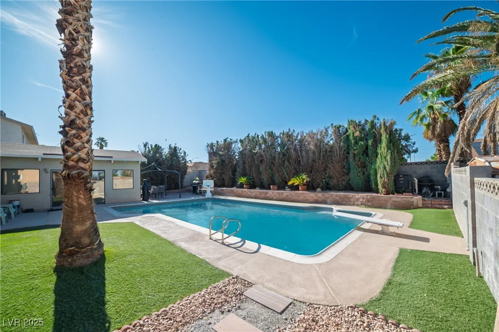 6420 Singingwood, Las Vegas, NV 89107