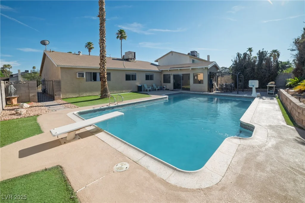 6420 Singingwood, Las Vegas, NV 89107