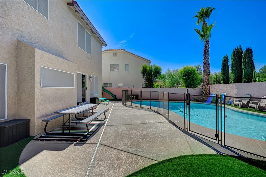 1424 Silver Knoll, Las Vegas, NV 89123