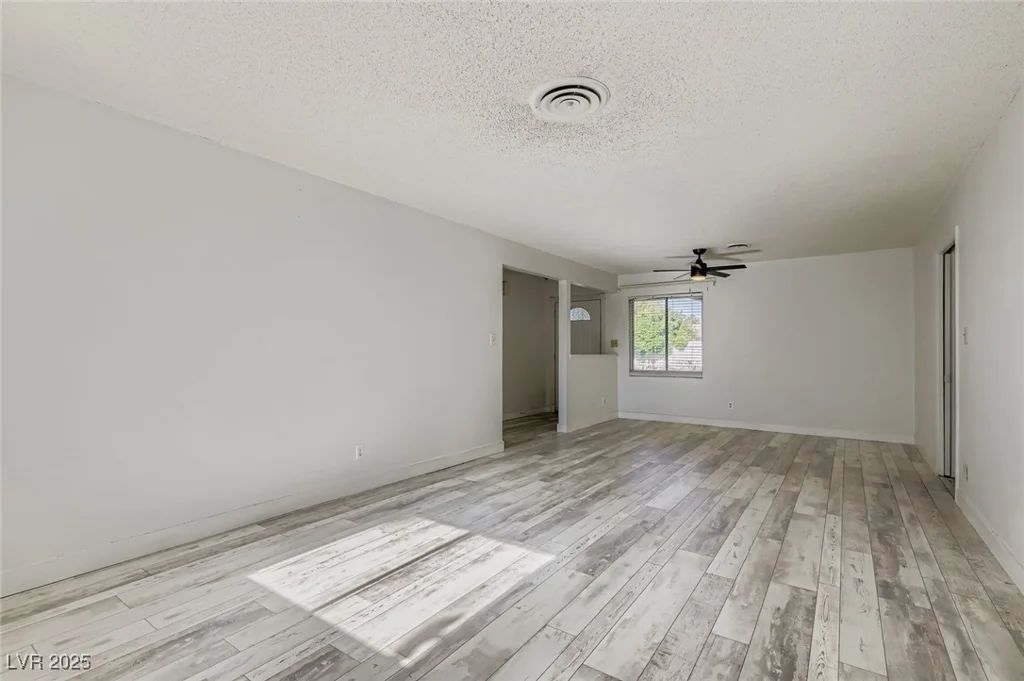 4364 Annie Oakley, Las Vegas, NV 89121