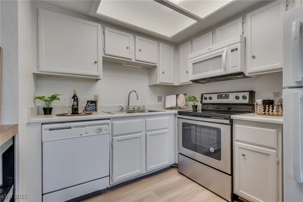 904 Rockview, Las Vegas, NV 89128